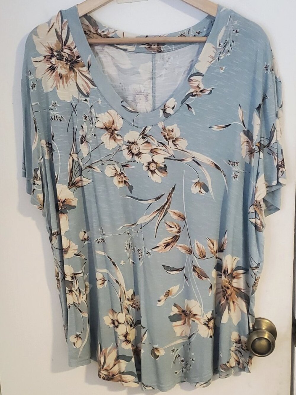 24/7 Maurices V-Neck Seafoam Blue And White Floral Top Women's Size 1X